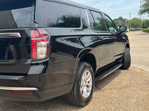 Used 2022 Chevrolet Suburban LS RWD image 4