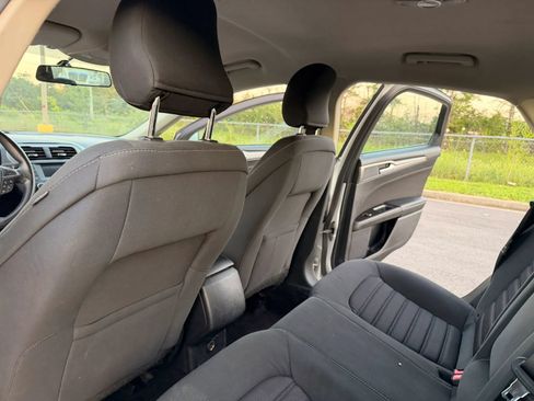 Used 2017 Ford Fusion SE FWD image 18