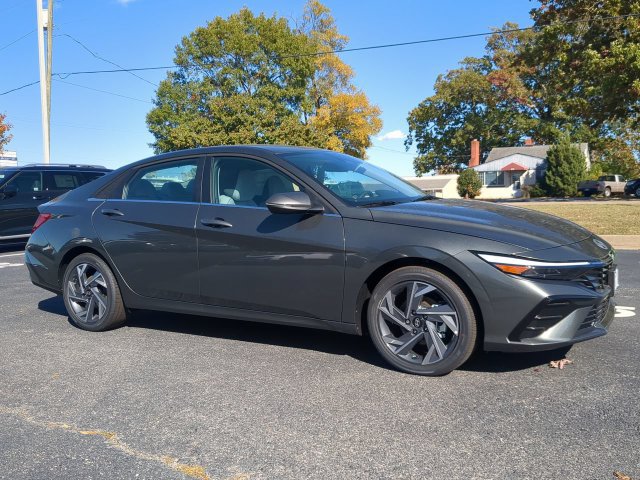 Used 2025 Hyundai Elantra Limited FWD image 2