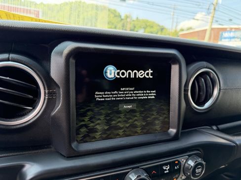 Used 2020 Jeep Gladiator Overland AWD/4WD image 12