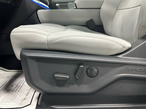 Used 2025 Ford Expedition Platinum image 11