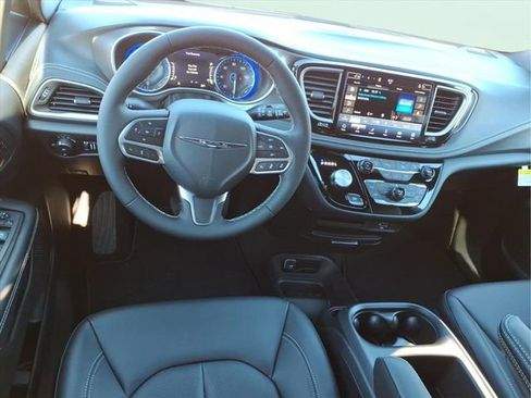 New 2026 Chrysler Pacifica Select image 11