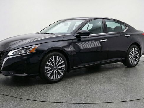 Used 2025 Nissan Altima 2.5 SV FWD image 3