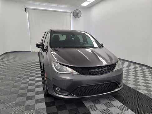 Used 2019 Chrysler Pacifica Touring Plus w/ S Appearance Package FWD image 14