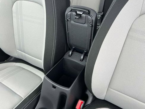 Certified 2025 Hyundai Venue SEL image 27