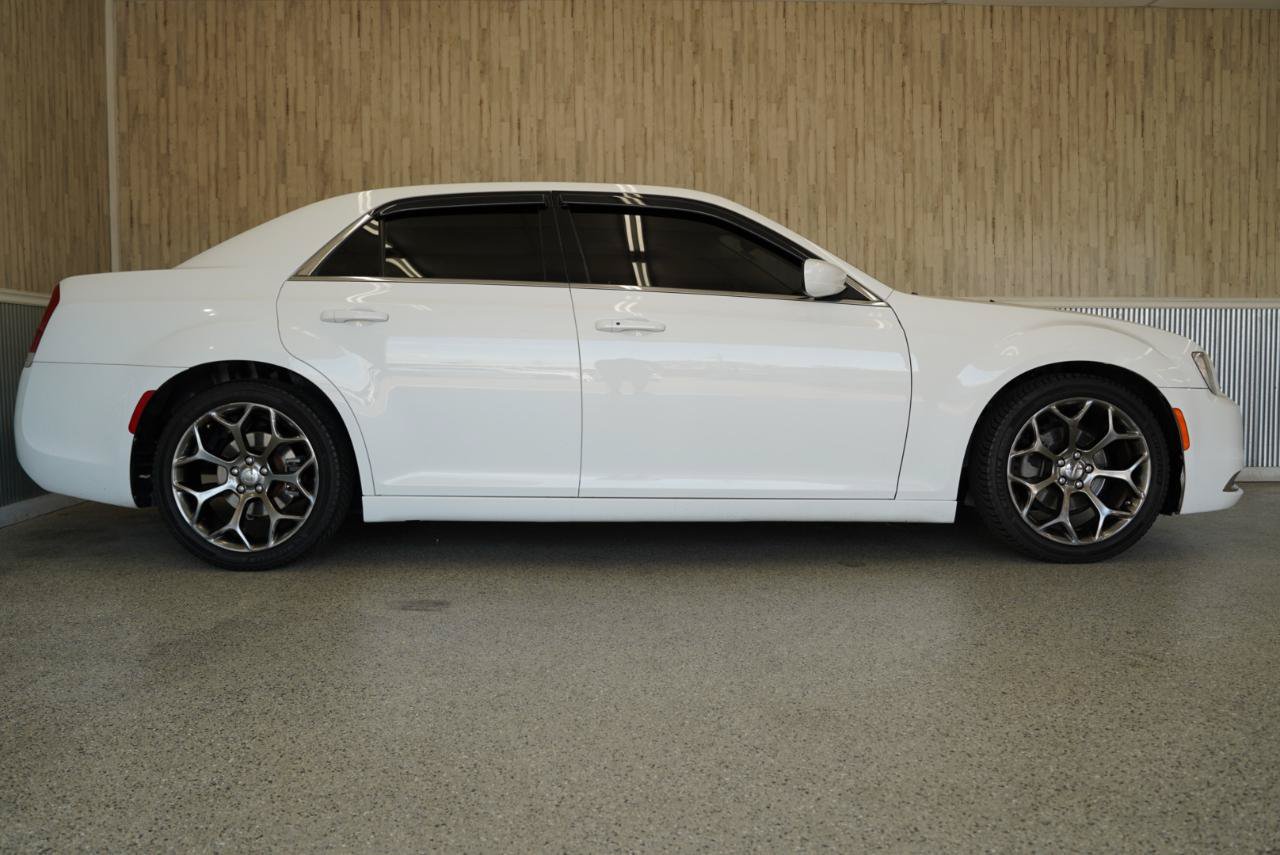 Used 2018 Chrysler 300 Touring L RWD image 6