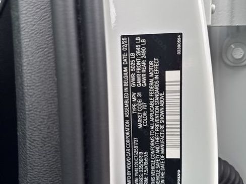 Certified 2025 Volvo XC40 B5 Plus AWD/4WD image 21