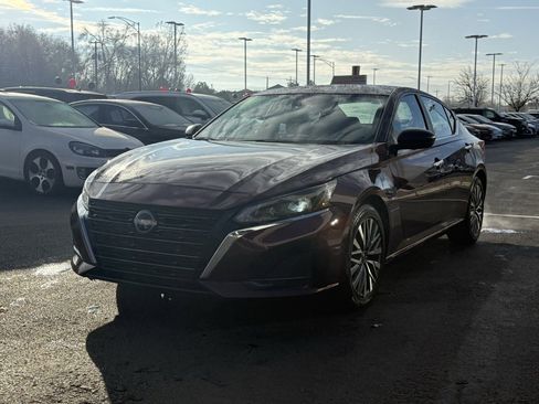 Used 2024 Nissan Altima 2.5 SV image 3