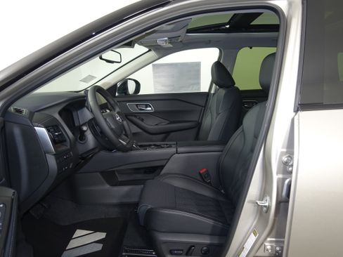 New 2026 Nissan Rogue Platinum w/ Platinum Premium Package image 4