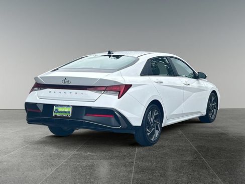 Used 2025 Hyundai Elantra SEL FWD image 9