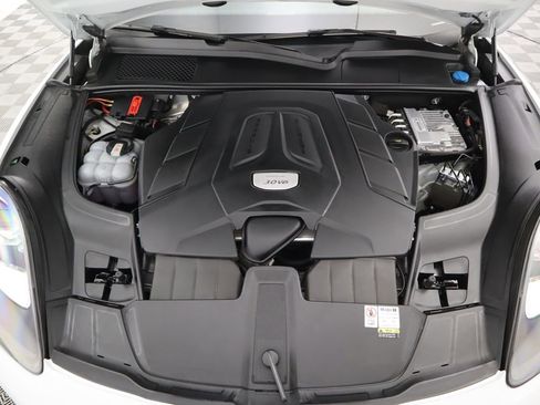 Used 2023 Porsche Cayenne Platinum Edition image 30