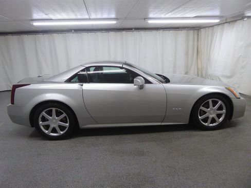 Used 2004 Cadillac XLR RWD image 16