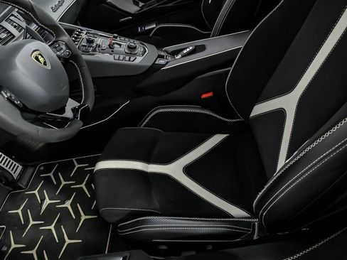 Used 2021 Lamborghini Aventador SVJ AWD/4WD image 18