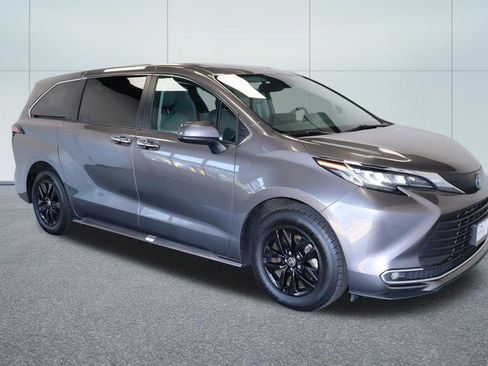Used 2022 Toyota Sienna XLE AWD/4WD image 10