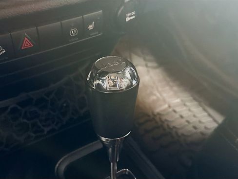 Used 2017 Jeep Wrangler Unlimited Sahara image 16