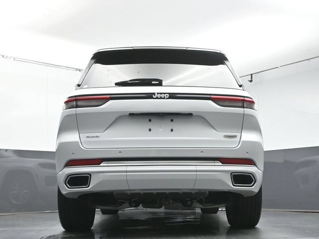Used 2025 Jeep Grand Cherokee Summit AWD/4WD image 38