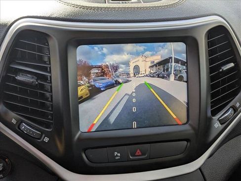 Used 2018 Jeep Cherokee Latitude Plus w/ Cold Weather Group image 10