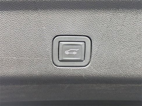 Used 2024 GMC Yukon SLT w/ SLT Luxury Package image 16