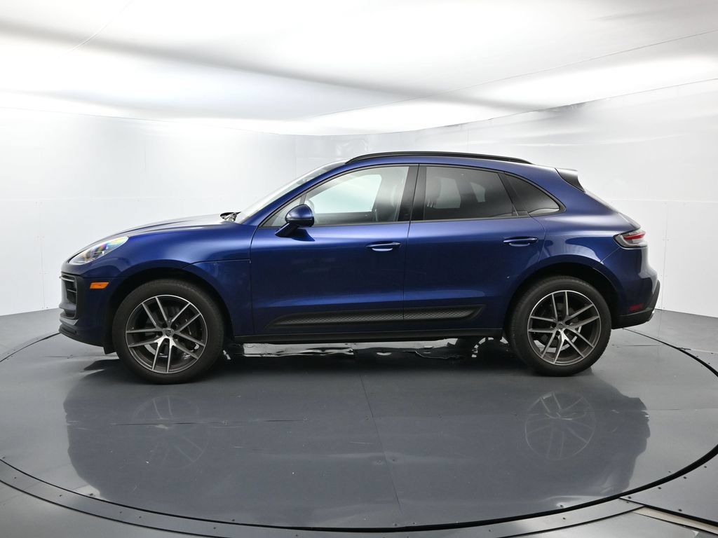 Certified 2024 Porsche Macan AWD/4WD image 2