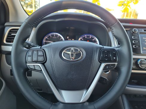Used 2017 Toyota Highlander XLE image 16