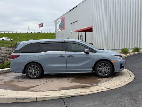 Used 2025 Honda Odyssey Touring image 2