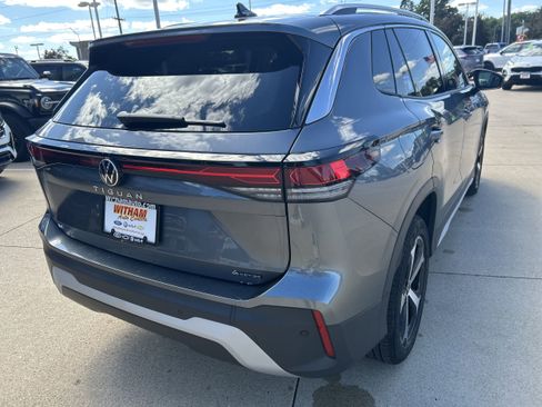 New 2025 Volkswagen Tiguan SE image 4