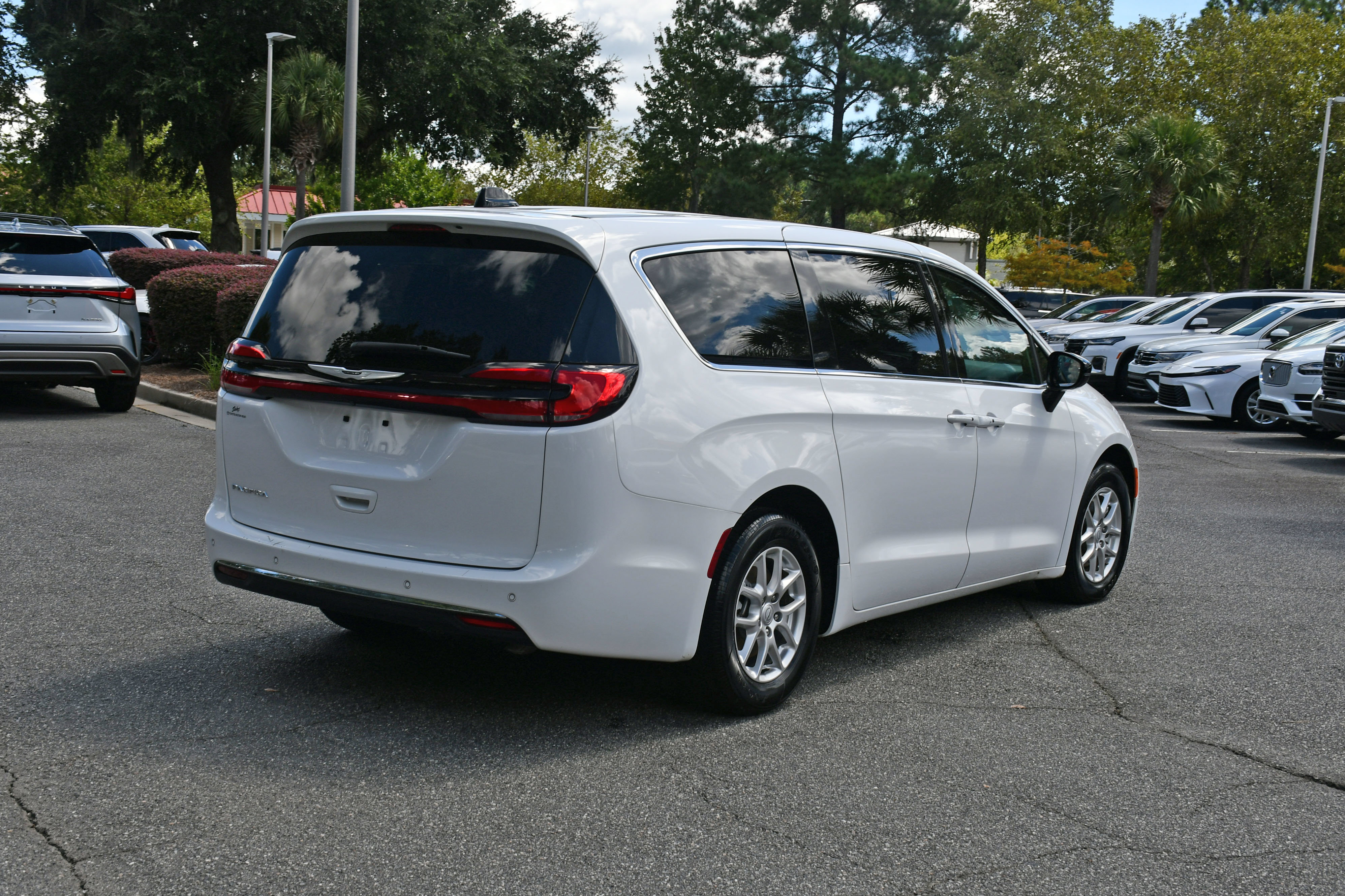 Used 2025 Chrysler Pacifica Select FWD image 4