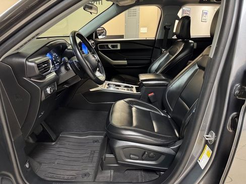 Used 2021 Ford Explorer XLT w/ Equipment Group 202A image 8