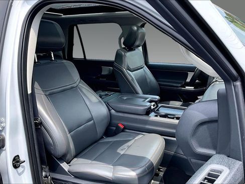 Used 2025 Ford Expedition Max Active AWD/4WD image 4