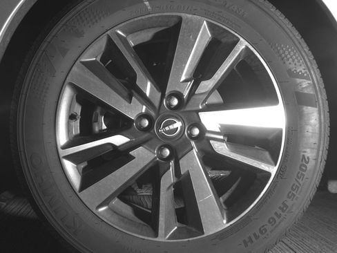 Used 2025 Nissan Versa SV image 9