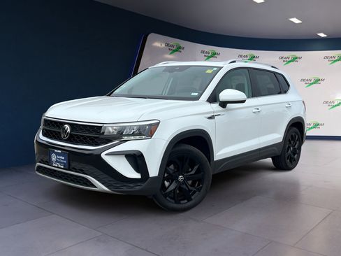 Certified 2023 Volkswagen Taos SE w/ Panoramic Sunroof Package image 3