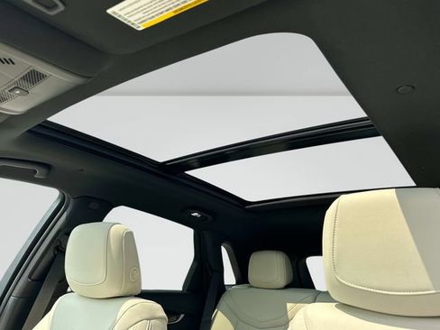 New 2026 Cadillac XT5 Sportv w/ LPO, Premium Carpet Package AWD/4WD image 9