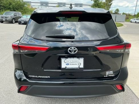 Used 2023 Toyota Highlander LE AWD/4WD image 3