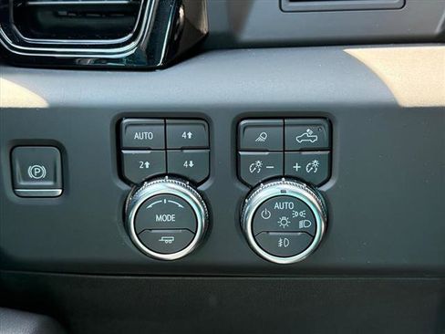 Used 2023 GMC Sierra 1500 AT4 w/ AT4 Preferred Package AWD/4WD image 17