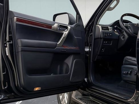 Used 2018 Lexus GX 460 image 15