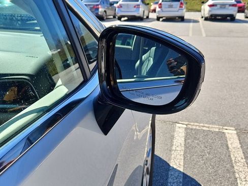 Used 2024 Chrysler Pacifica Touring-L image 17