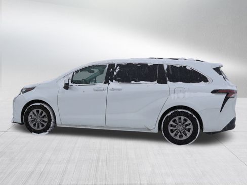 Used 2024 Toyota Sienna XLE image 4