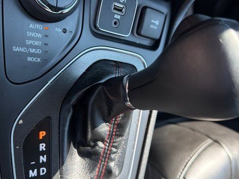 Used 2021 Jeep Cherokee Trailhawk w/ Comfort/Convenience Group AWD/4WD image 7