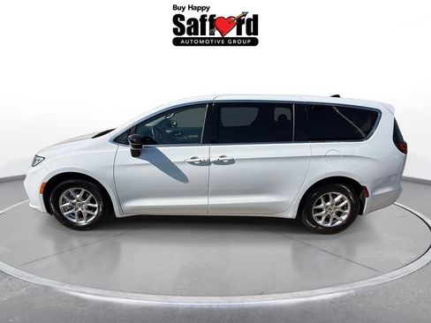 Used 2024 Chrysler Pacifica Touring-L FWD image 4