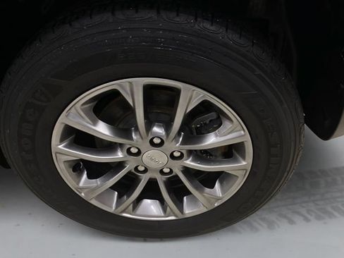 Used 2019 Jeep Cherokee Latitude Plus w/ Cold Weather Group AWD/4WD image 18