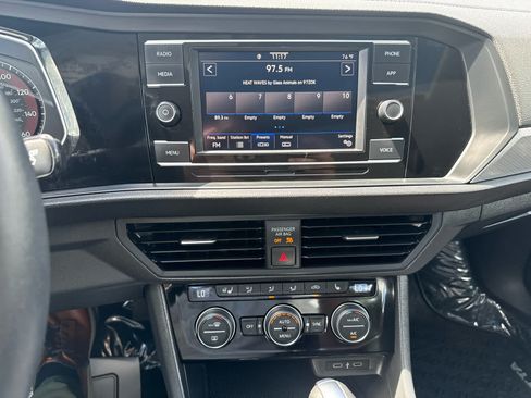 Used 2020 Volkswagen Jetta SE w/ SE Cold Weather Package FWD image 21