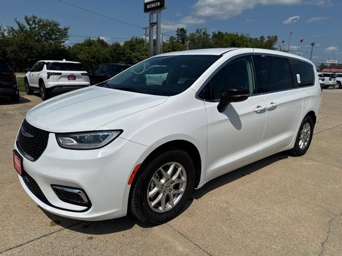 Used 2024 Chrysler Pacifica Touring-L FWD image 7