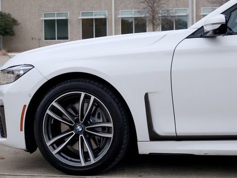 Used 2021 BMW 740i w/ M Sport Package image 29