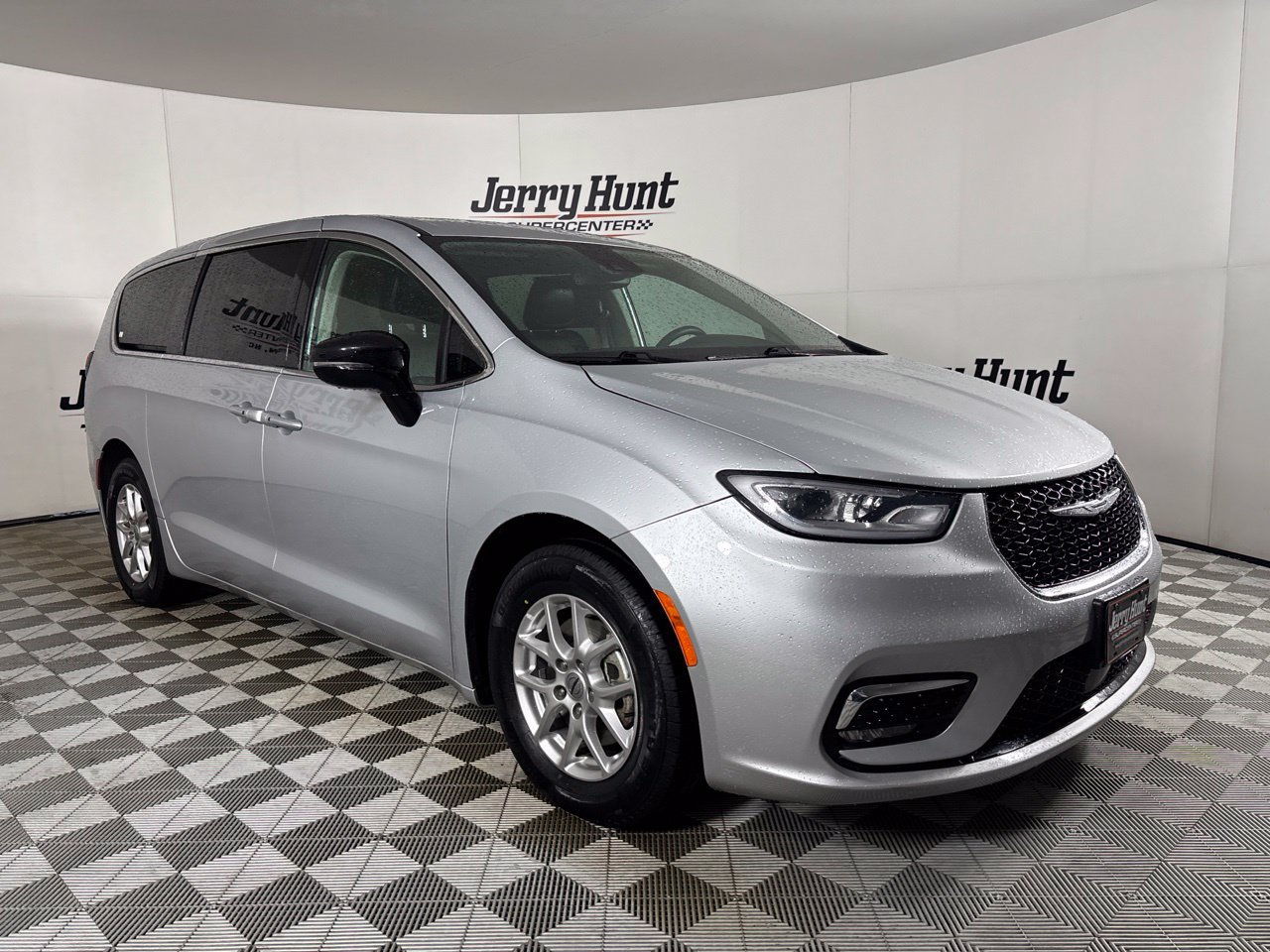 Used 2024 Chrysler Pacifica Touring-L FWD image 3