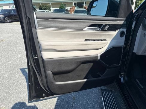 Used 2024 Jeep Wagoneer L Series III w/ Premium Group I AWD/4WD image 25