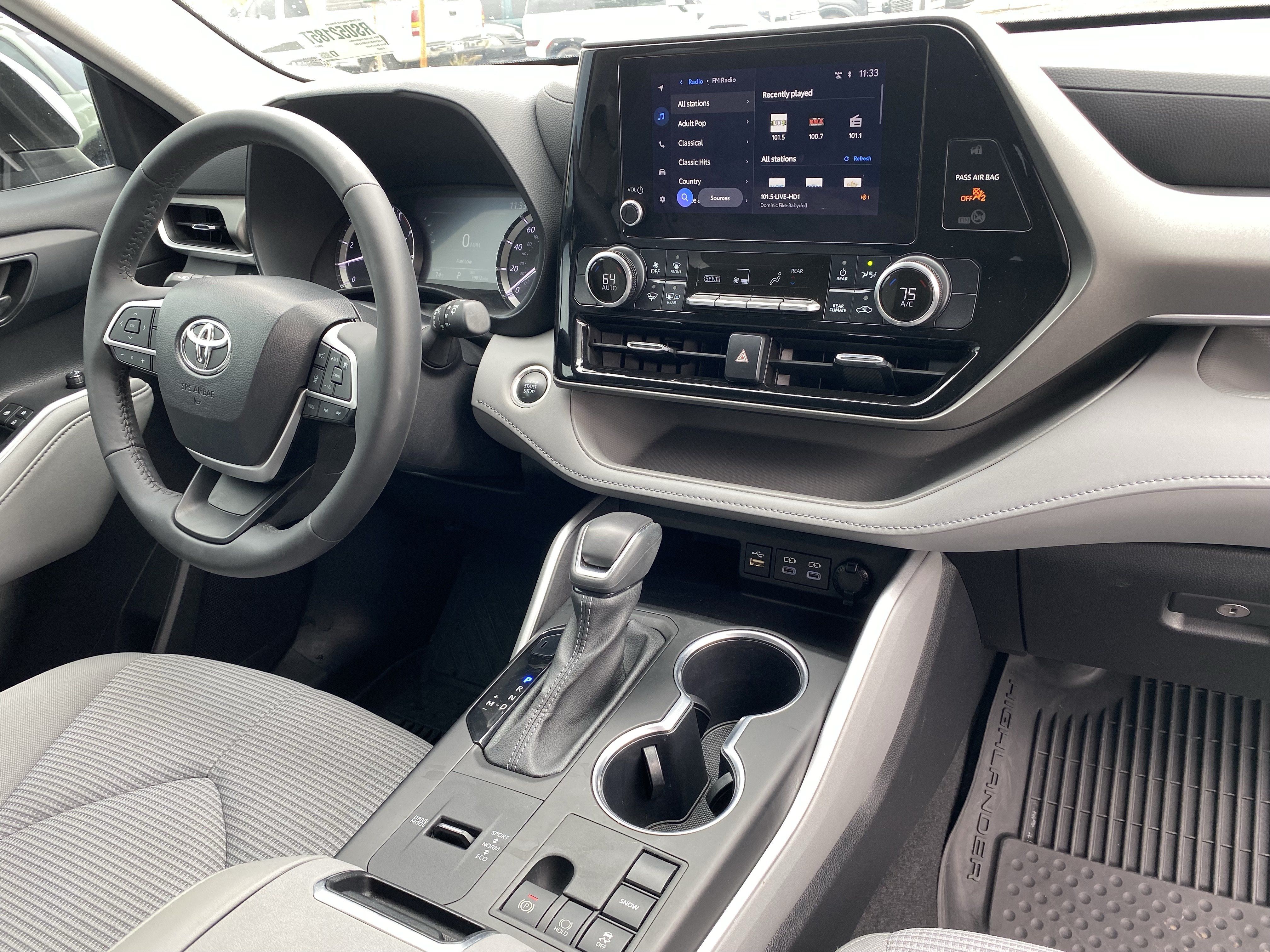 Used 2024 Toyota Highlander LE FWD image 12