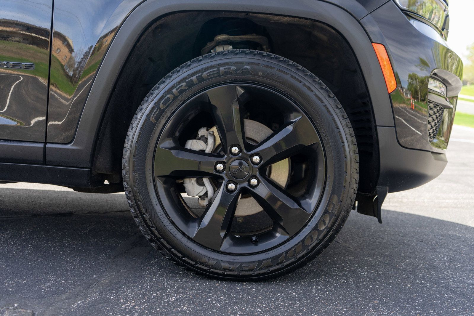 Used 2023 Jeep Grand Cherokee Limited w/ Black Appearance Package AWD/4WD image 11