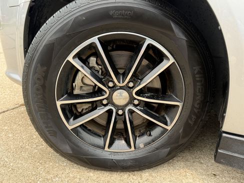 Used 2018 Dodge Grand Caravan SXT FWD image 36
