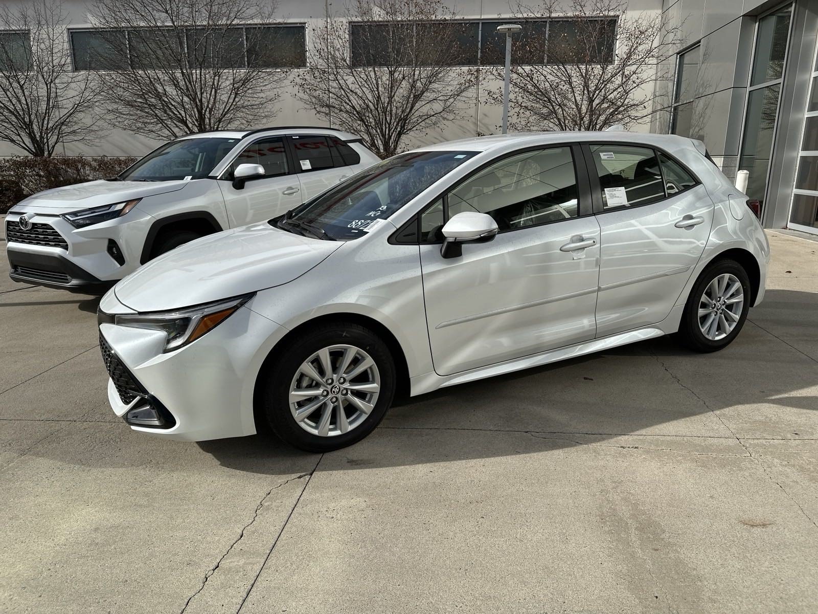 Used 2025 Toyota Corolla SE w/ SE Package FWD image 3