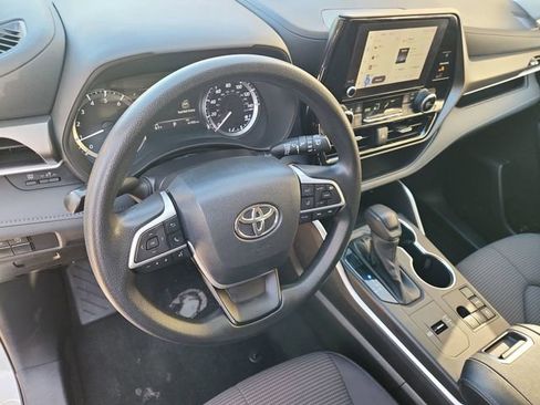 Used 2023 Toyota Highlander L image 10
